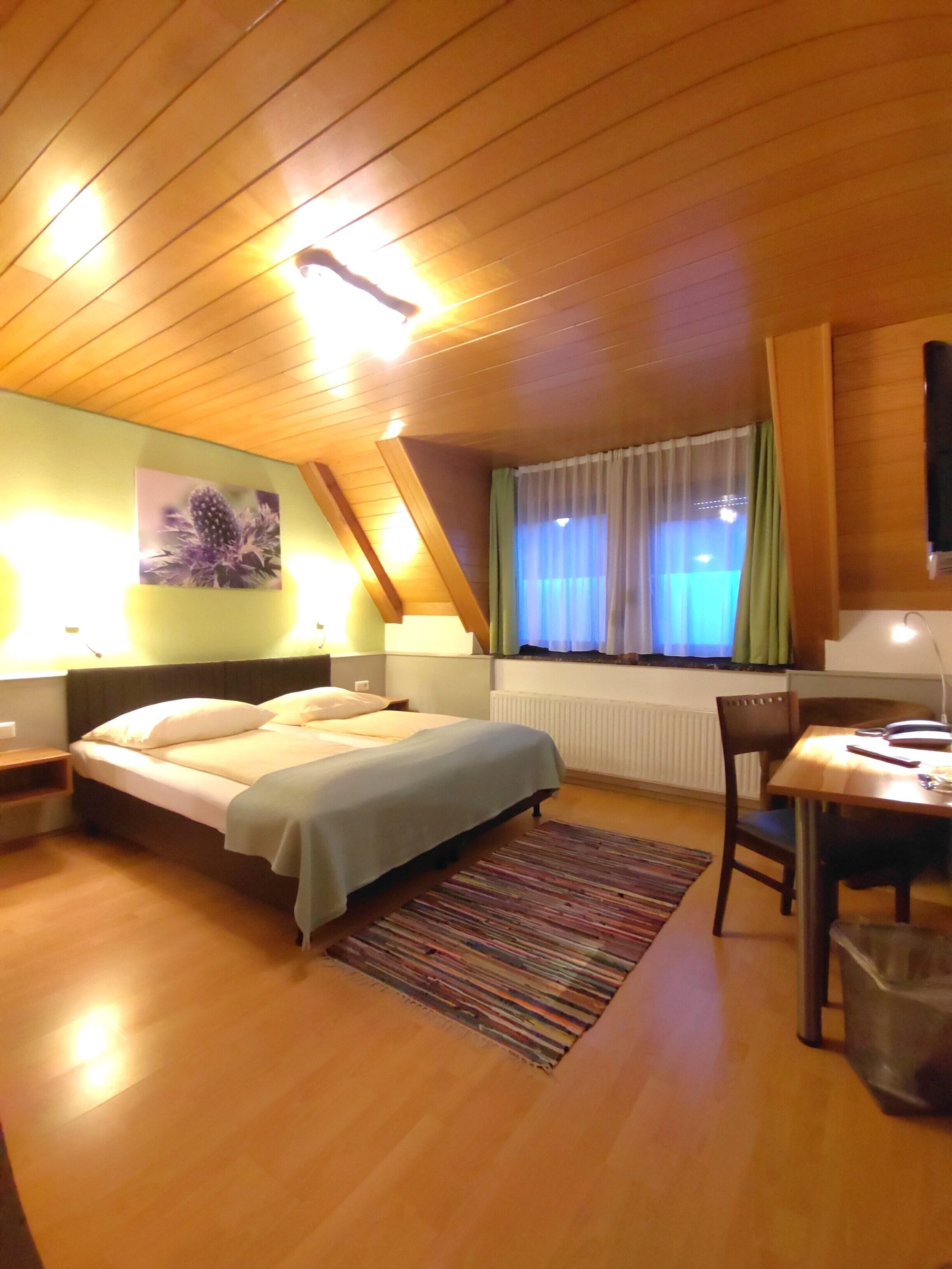 Basic-Doppelzimmer, 1 Doppelbett, eigenes Bad | Hochwertige Bettwaren, Select-Comfort-Betten, individuell dekoriert