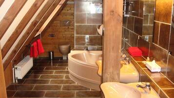 Kamar Standar | Kamar mandi | Shower, perlengkapan mandi gratis, pengering rambut, dan handuk