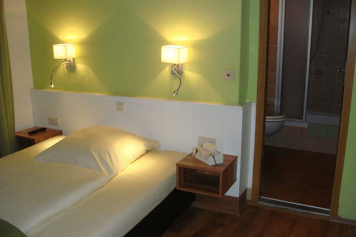 Comfort Single Room, 1 Twin Bed, Private Bathroom | Premium bedding, Select Comfort beds, desk, laptop workspace