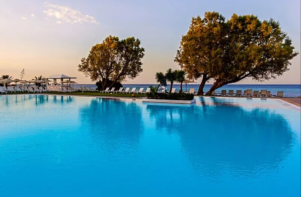 Piscine couverte, piscine extérieure, chaises longues