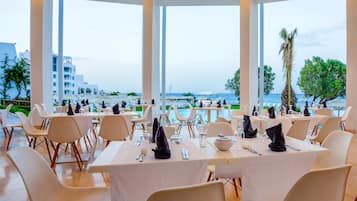 3 restauranter, frokost, lunsj og middag serveres, internasjonale retter