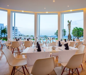 3 restaurantes; se sirven desayunos, almuerzos y cocina internacional