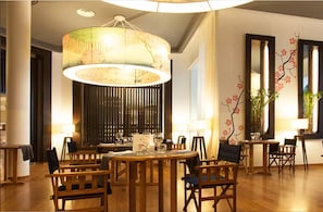 3 restaurantes; se sirven desayunos, almuerzos y cocina internacional