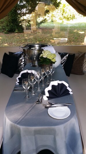 供应午餐和晚餐，地区菜