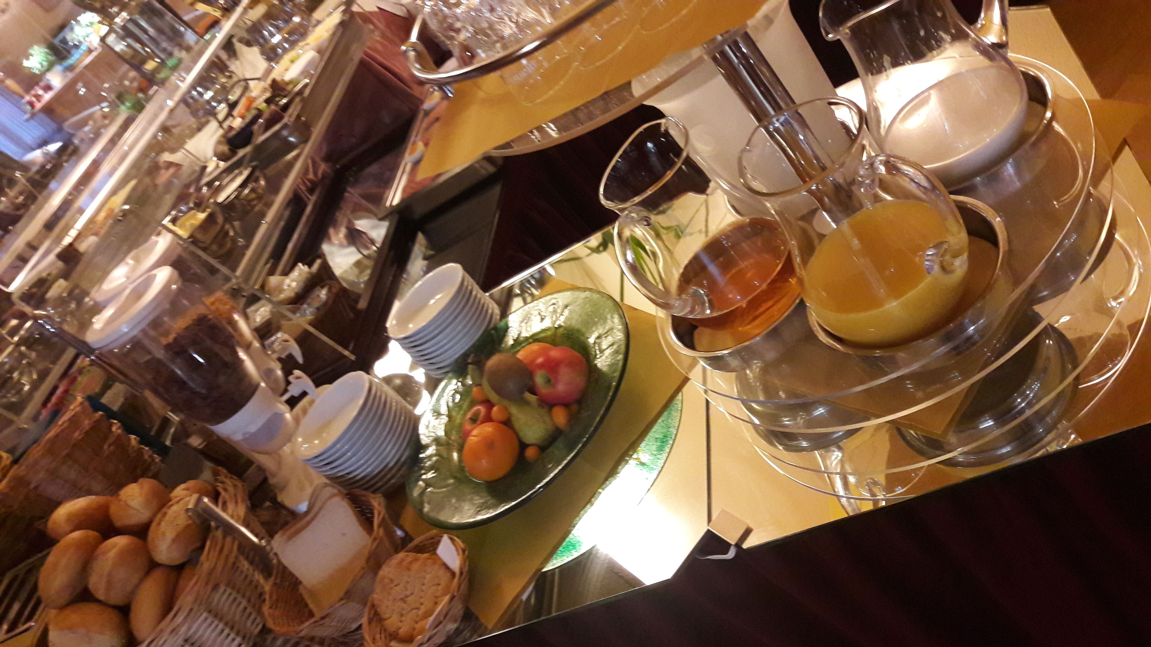 Um buffet de café da manhã com diversos alimentos e pratos.