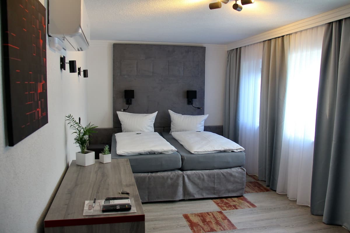 Suite Desain | Seprai premium, bantalan ekstra lembut, minibar, dan meja kerja