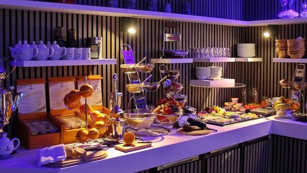 A buffet setup with various food items, utensils, and serving ware. - Hotel Wippertal (Ilberstedt)