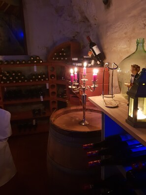 Déjeuner et dîner servis sur place, spécialités Cuisine régionale