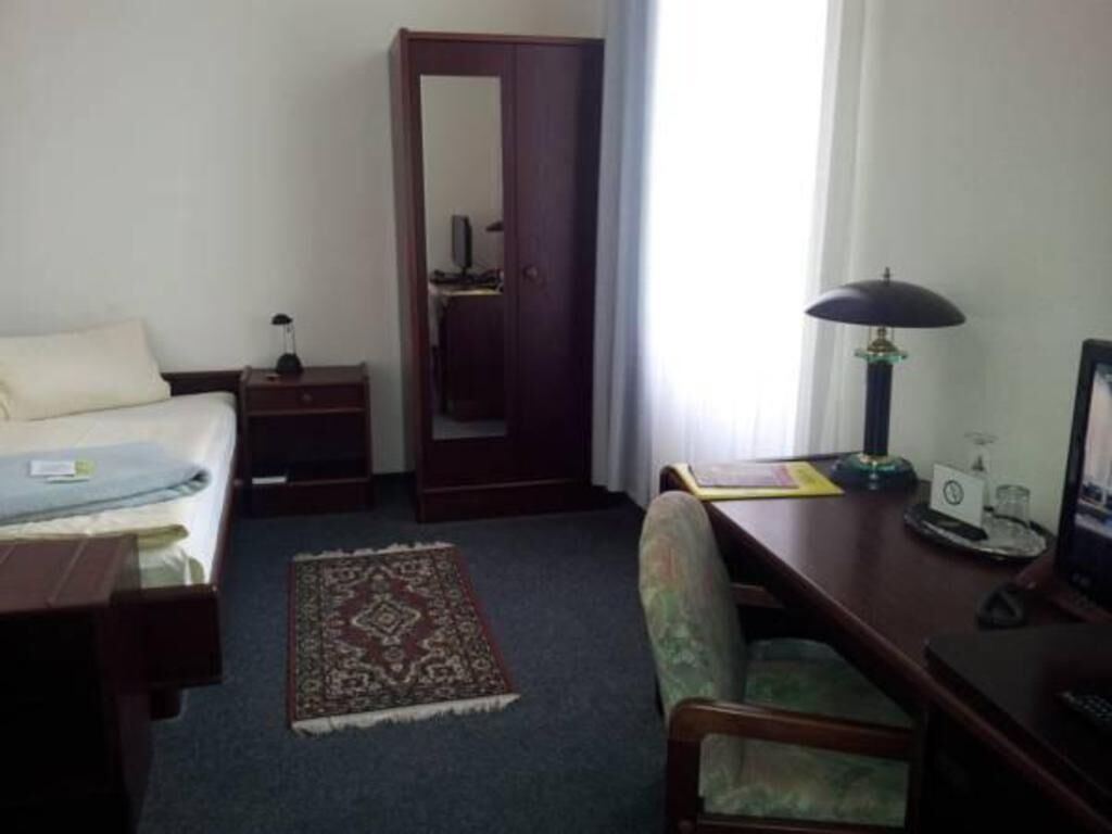 Ropa de cama de alta calidad, colchones con pillow-top y minibar 