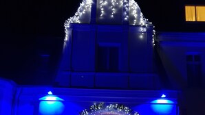 A building with a marquee sign, a staircase, and a well-lit entrance. - Hotel Wippertal (Ilberstedt)
