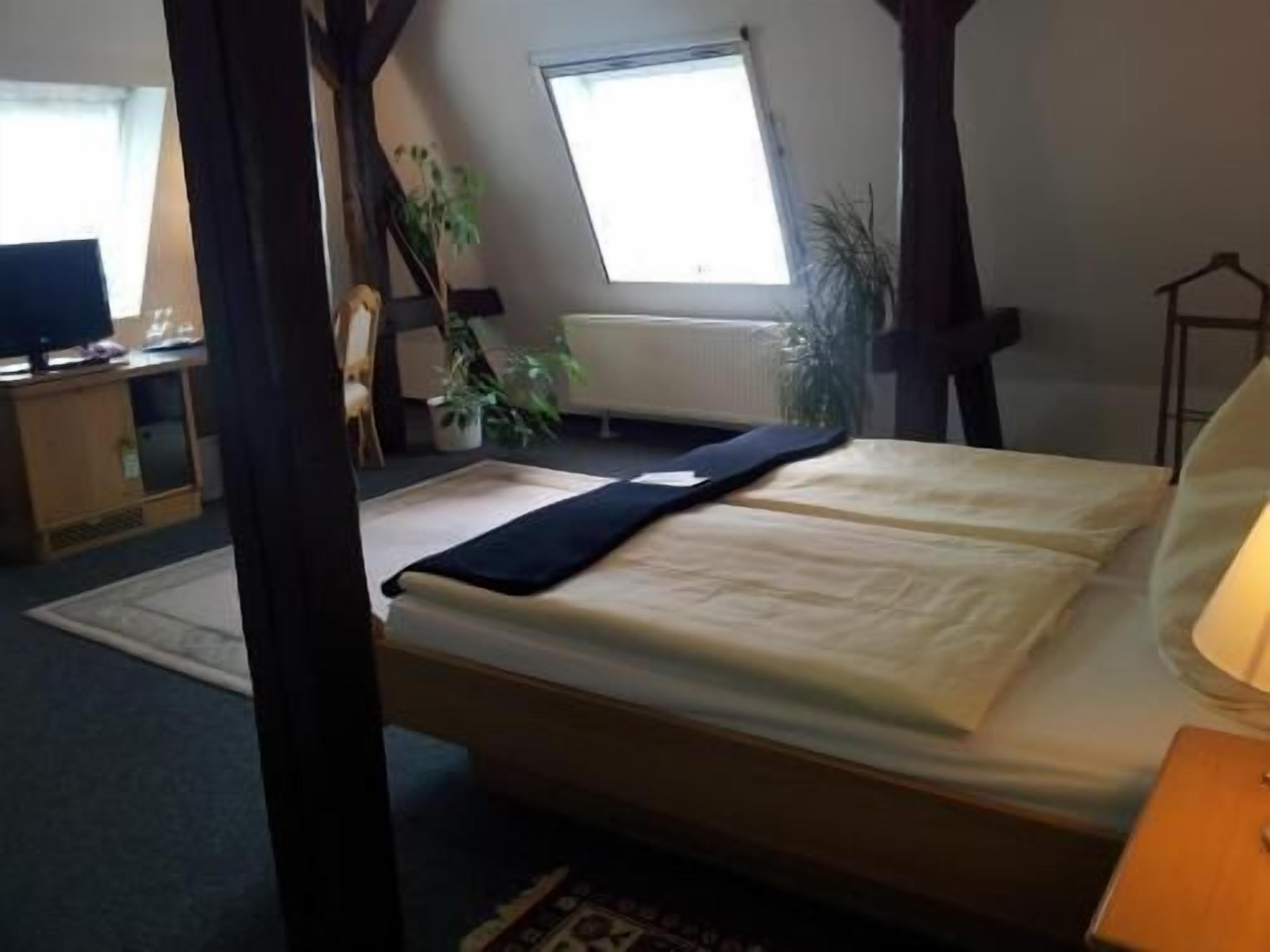 Ropa de cama de alta calidad, colchones con pillow-top y minibar 