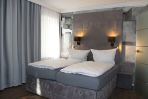 Habitación doble de diseñador | Ropa de cama de alta calidad, camas con pillow-top y minibar 