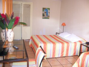 Chambre double, 2 grands lits | Bureau, accĂšs au Wi-Fi (inclus), literie fournie