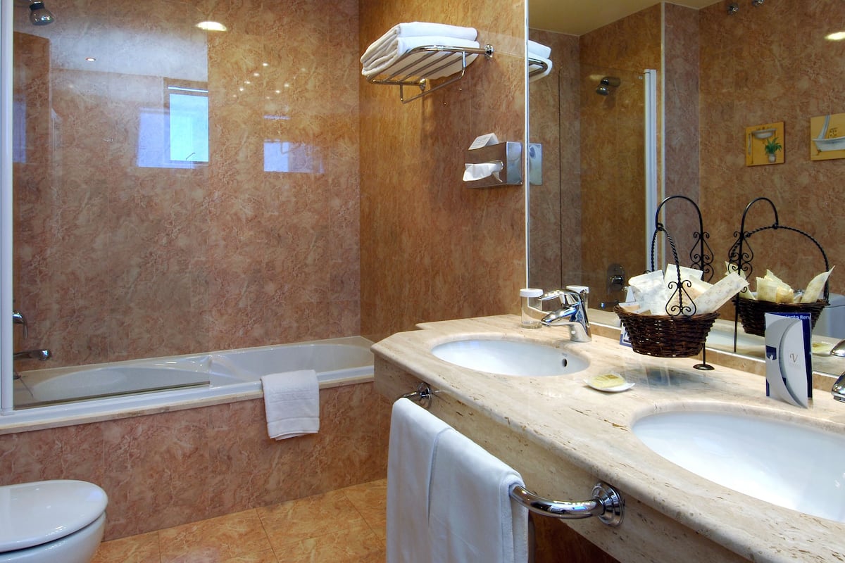 deep-soaking bathtub, free toiletries, hair dryer, towels