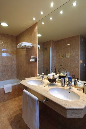 Produtos de toalete grátis, secador de cabelo, toalhas de banho