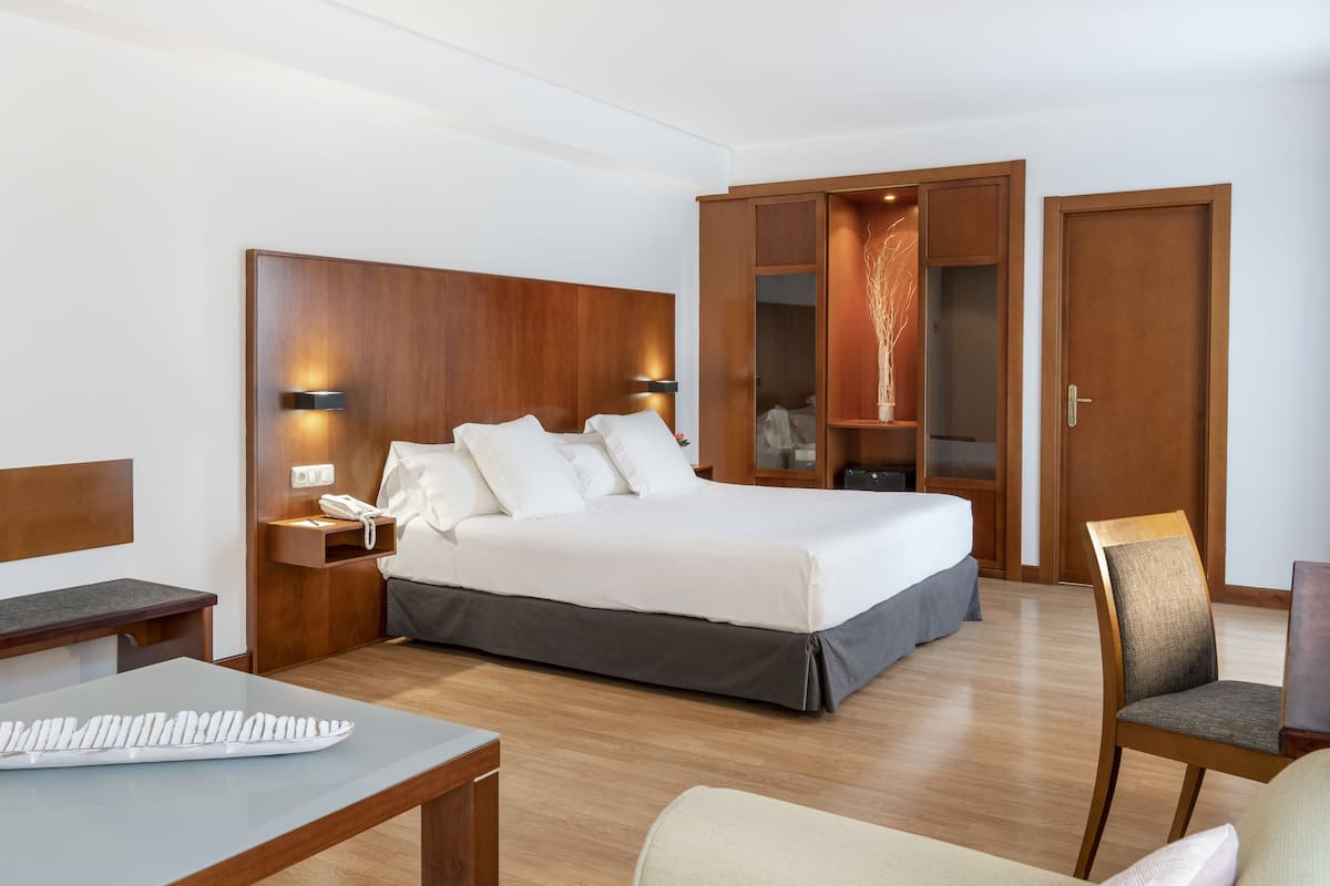 1 bedroom, down duvets, minibar, in-room safe