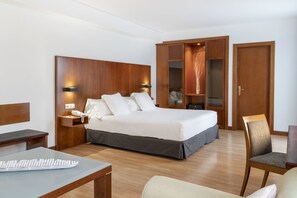 Daunenbettdecken, Minibar, Zimmersafe, Schreibtisch