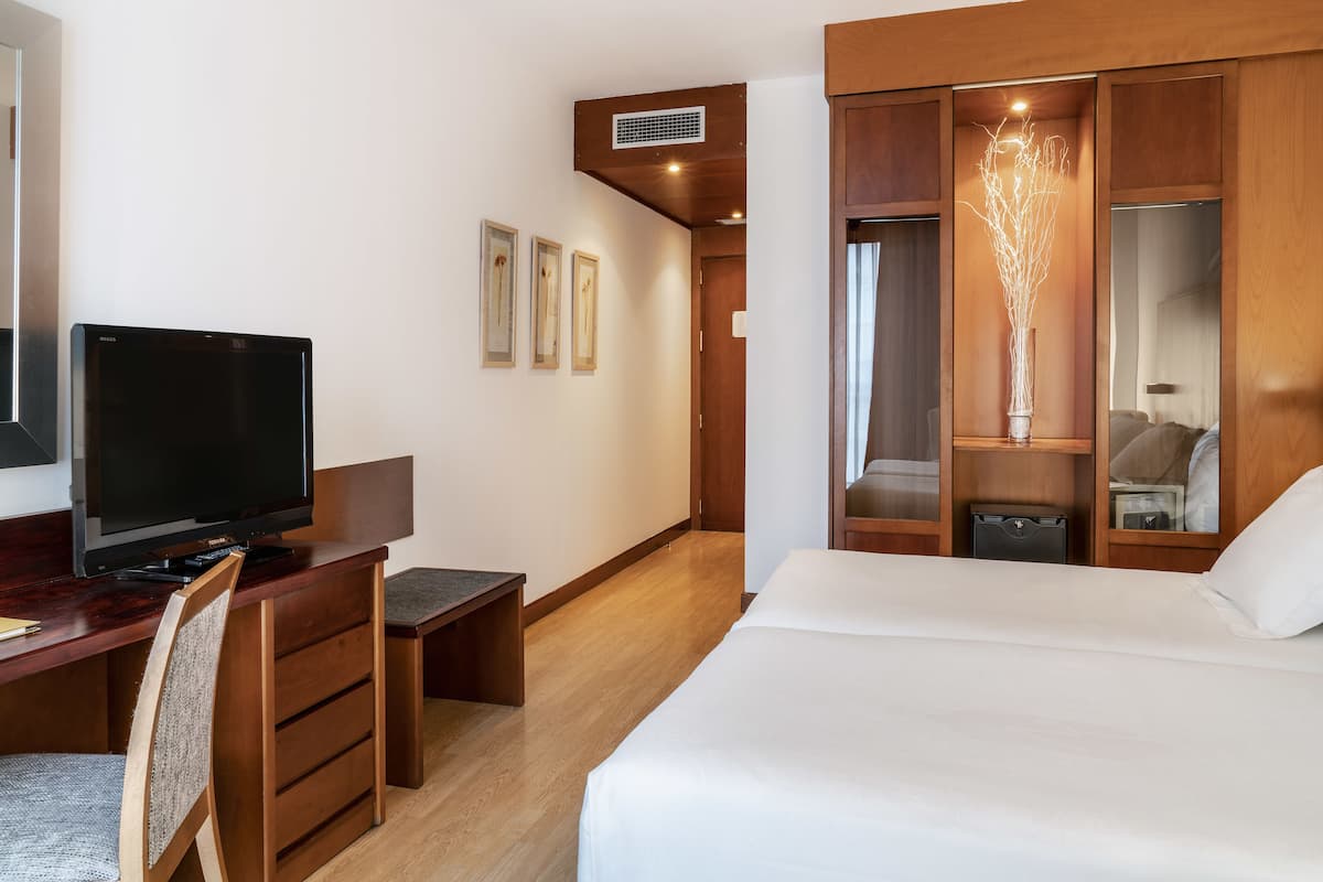 1 bedroom, down duvets, minibar, in-room safe