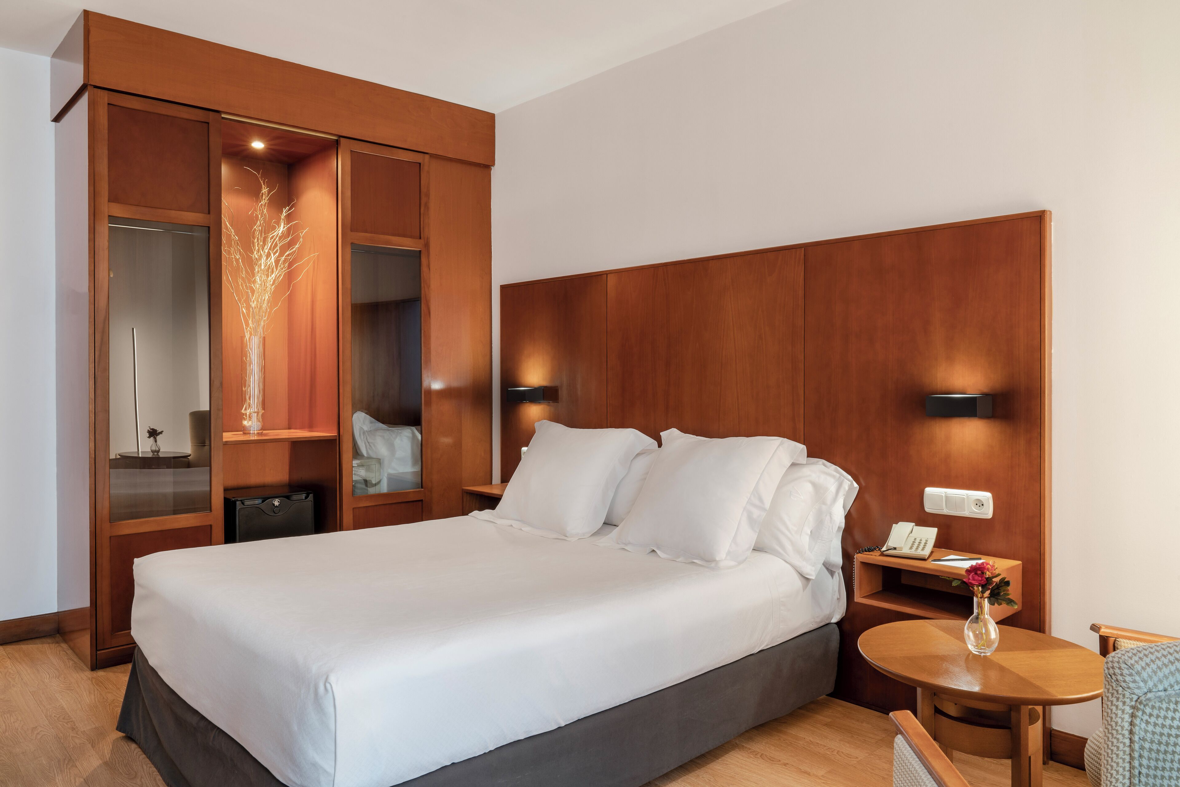 Edredons de pluma, frigobar, cofres nos quartos, escrivaninha