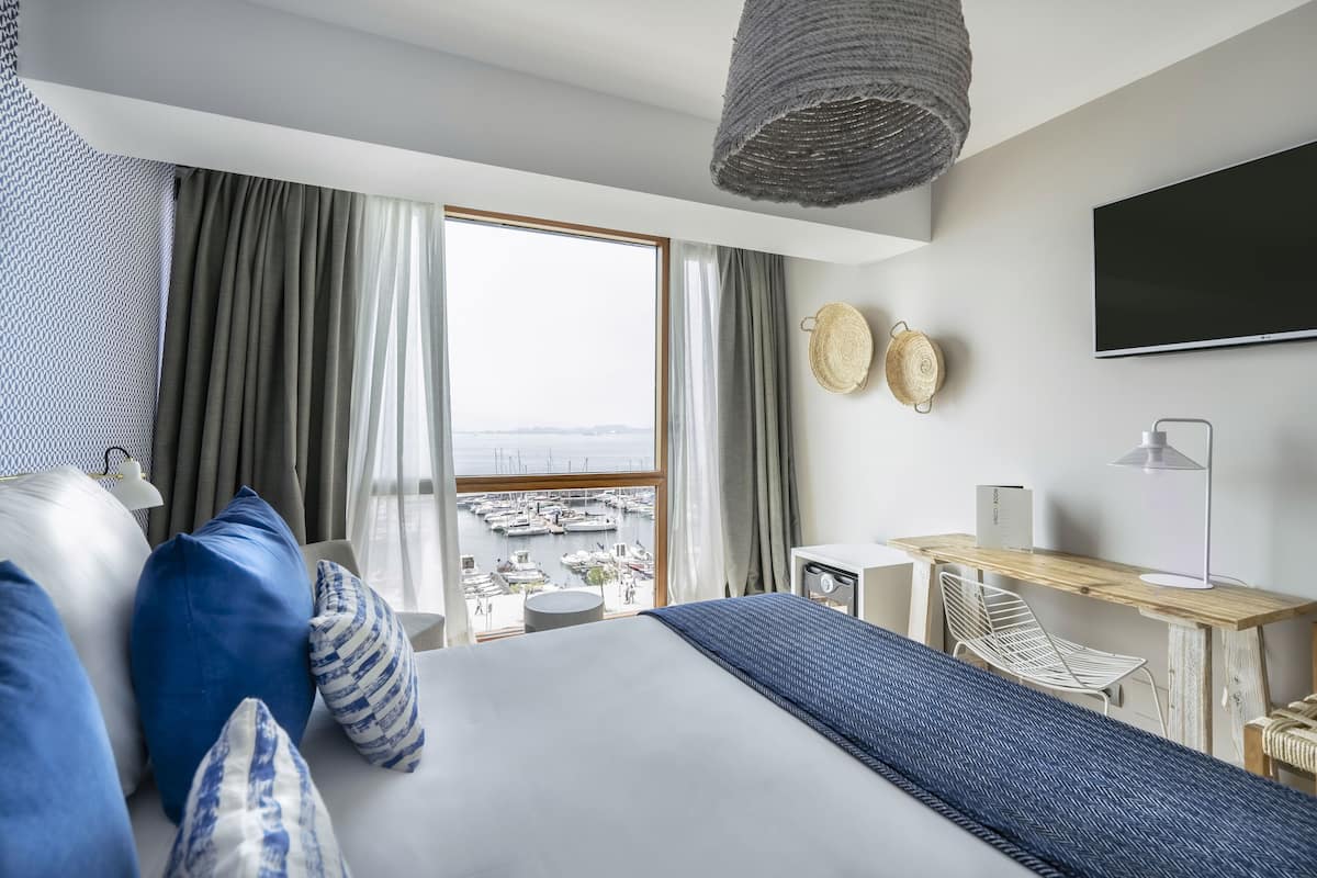 Premium bedding, down duvets, minibar, in-room safe