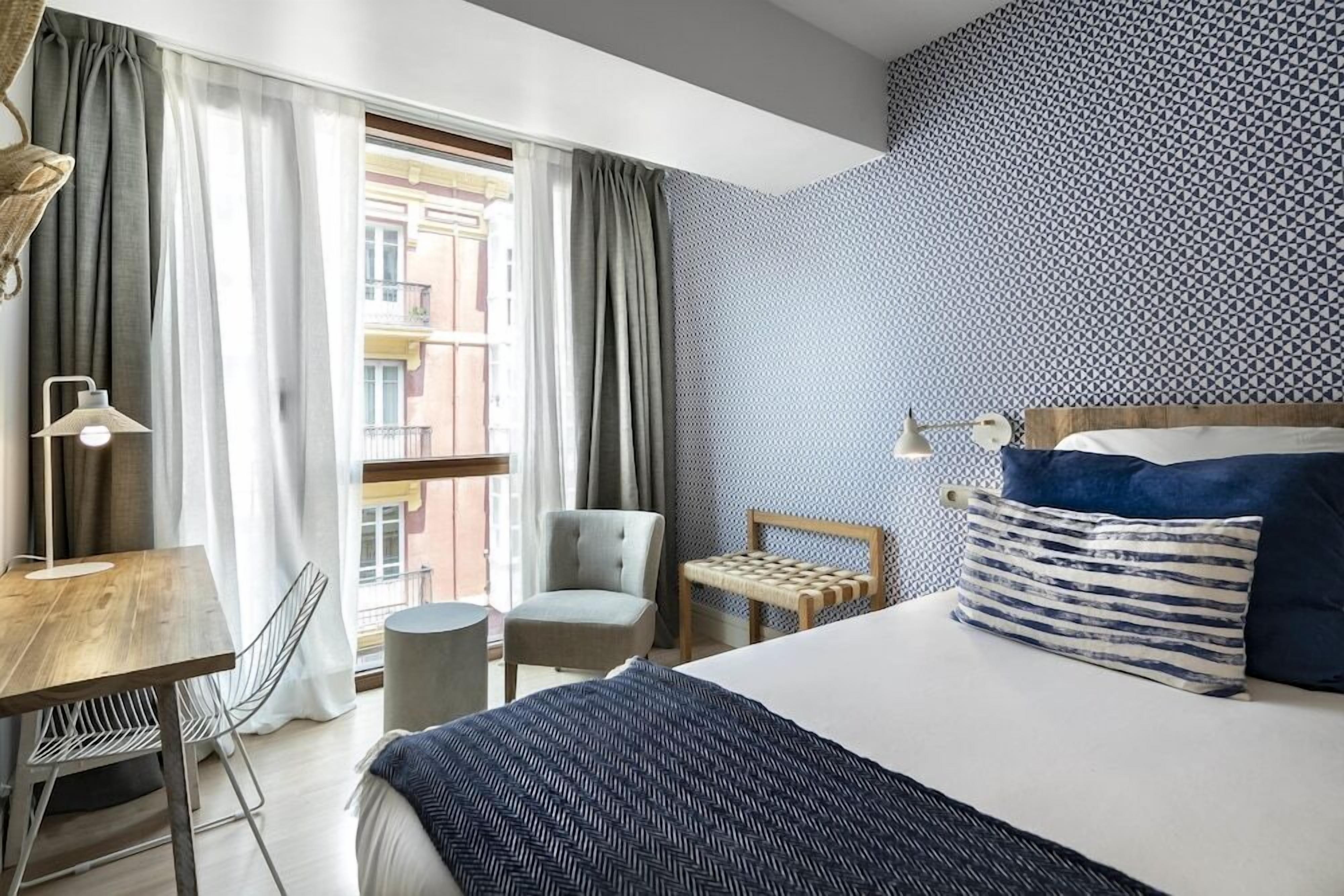 Ropa de cama de alta calidad, cubrecamas y minibar 