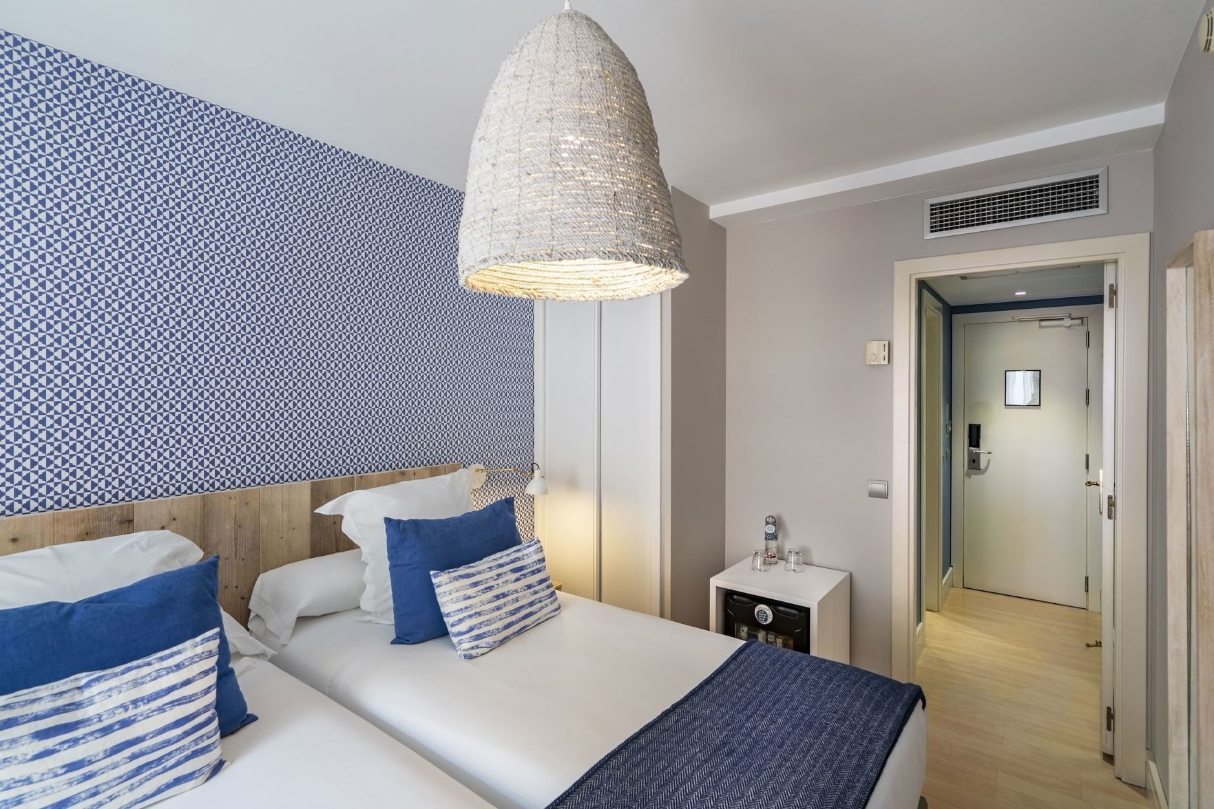 Ropa de cama de alta calidad, cubrecamas y minibar 