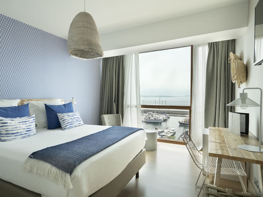 Ropa de cama de alta calidad, cubrecamas y minibar