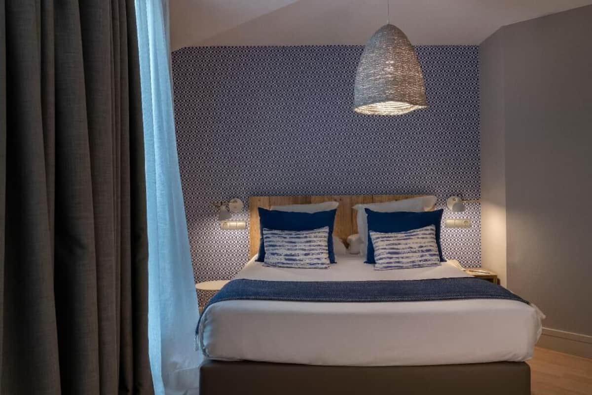 Premium bedding, down duvets, minibar, in-room safe