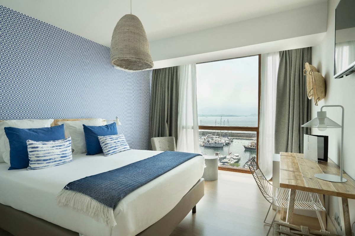 Premium bedding, down comforters, minibar, in-room safe