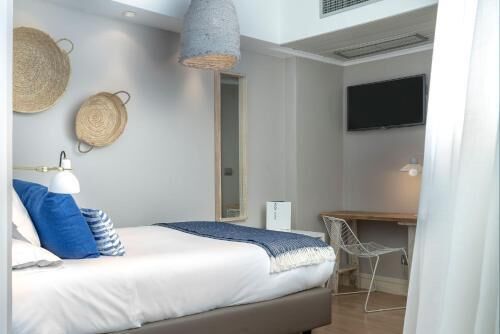 Premium bedding, down duvets, minibar, in-room safe