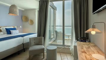 Sengetøy av topp kvalitet, dundyner, minibar og safe på rommet