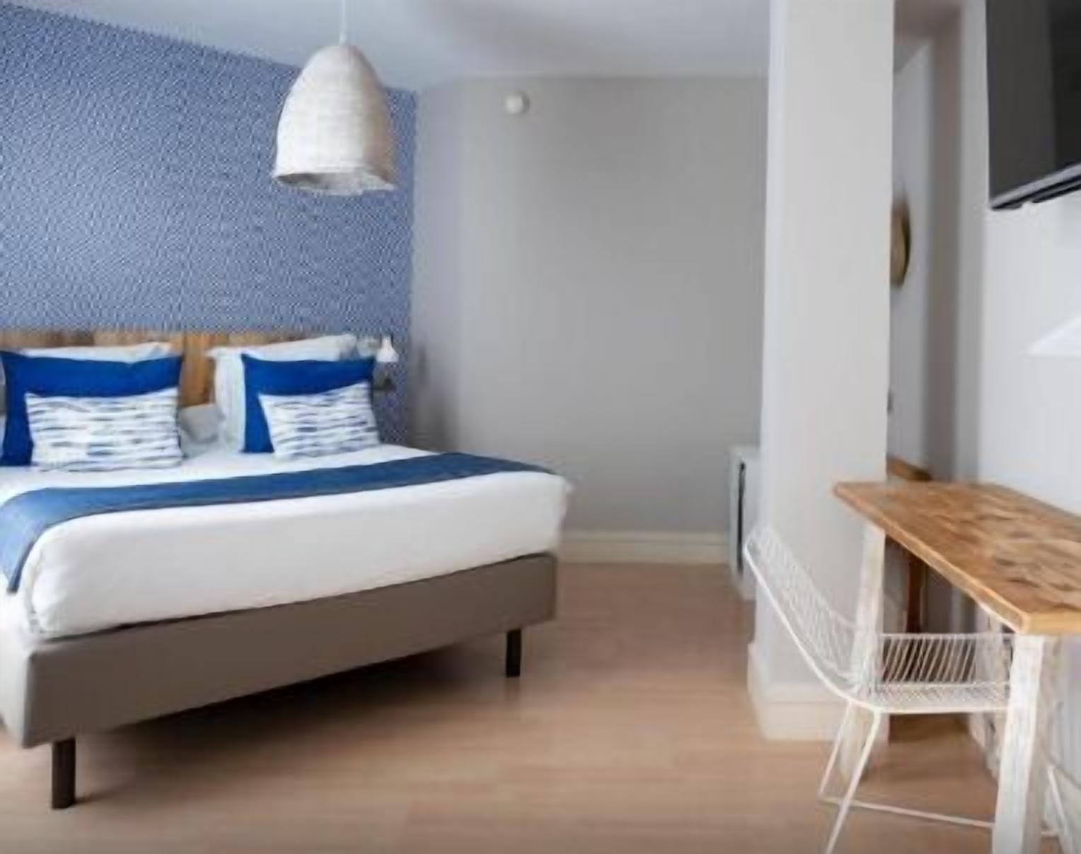 Ropa de cama de alta calidad, edredones de plumas, minibar y caja fuerte