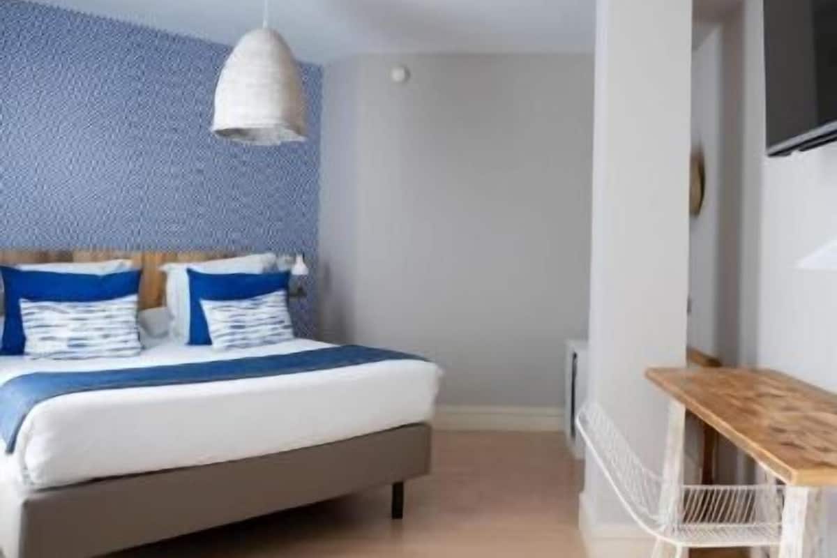 Premium bedding, down duvets, minibar, in-room safe