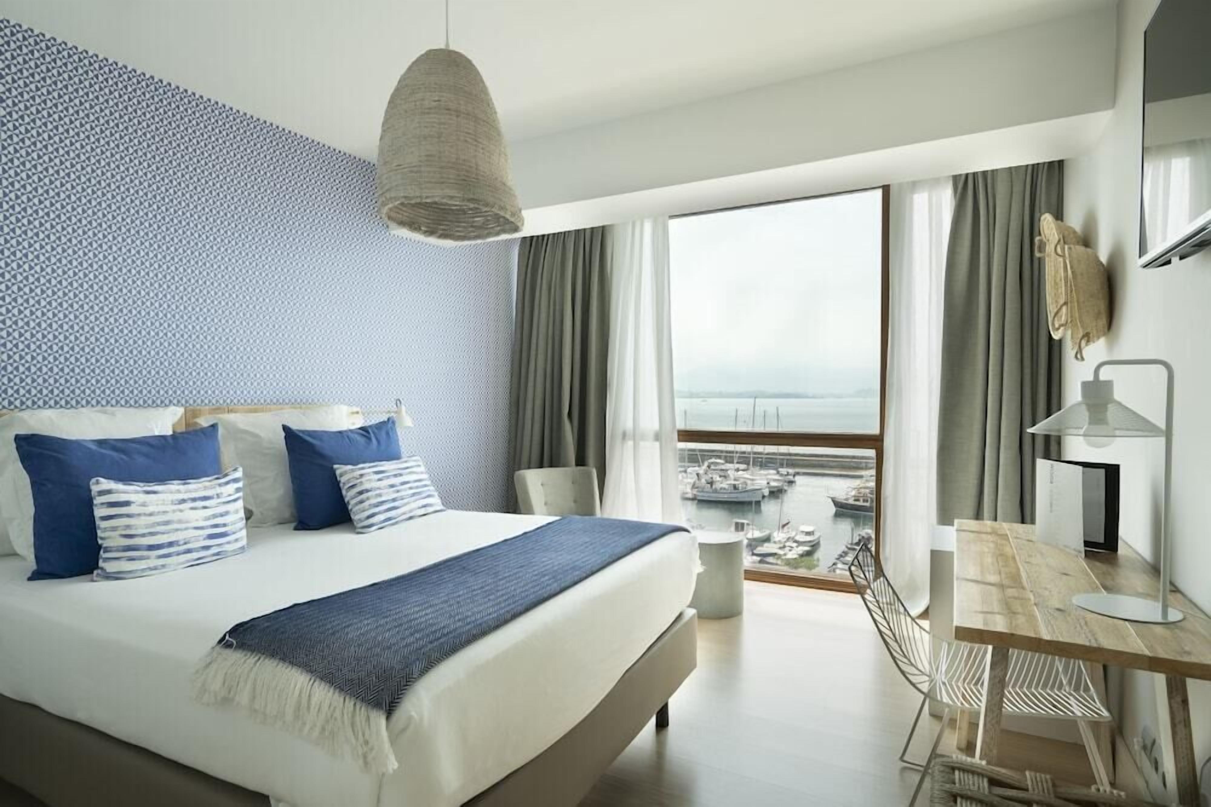 Ropa de cama de alta calidad, cubrecamas y minibar 