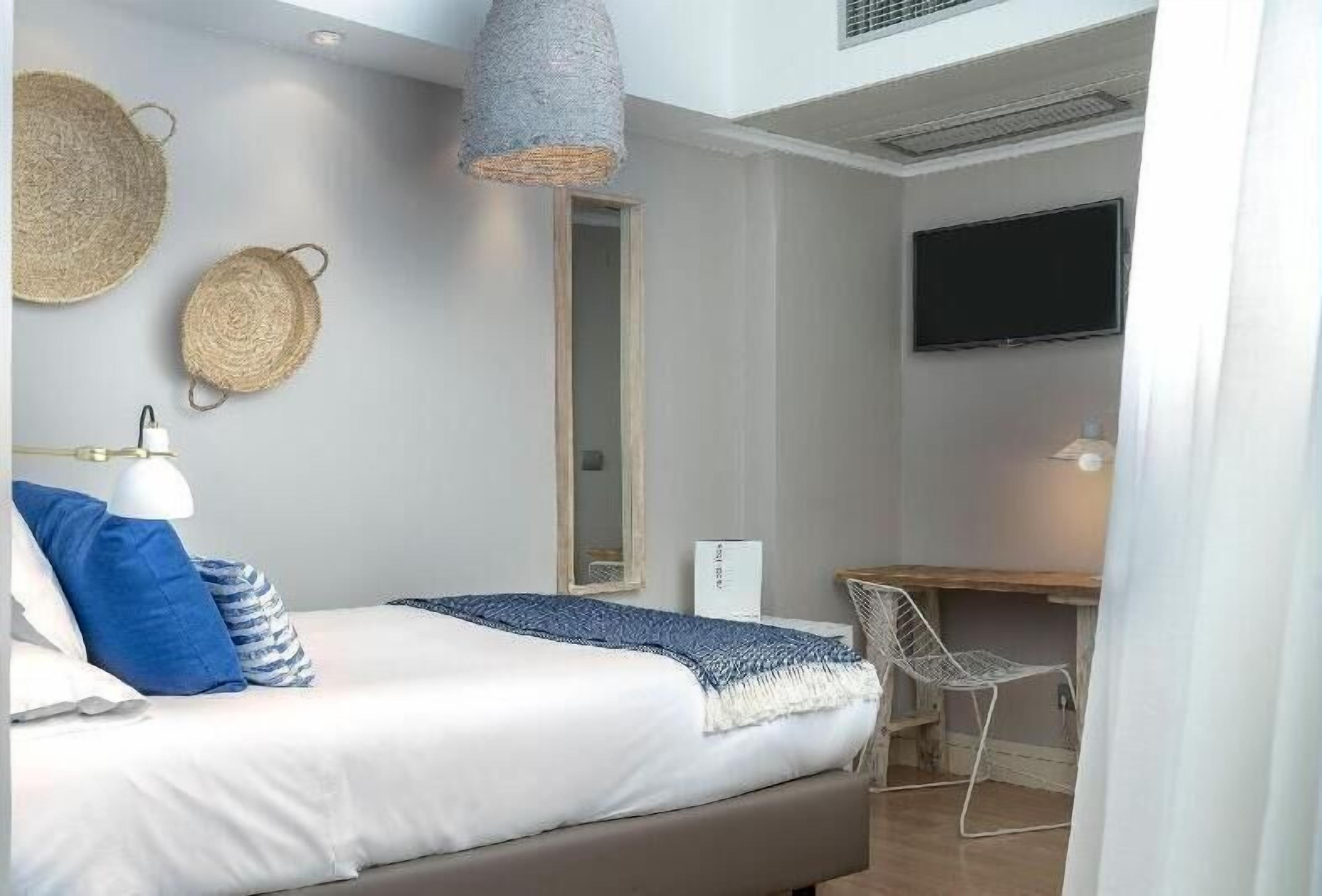 Ropa de cama de alta calidad, cubrecamas y minibar 