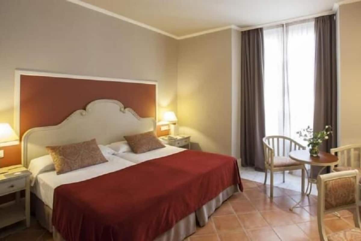 Premium bedding, down comforters, minibar, in-room safe