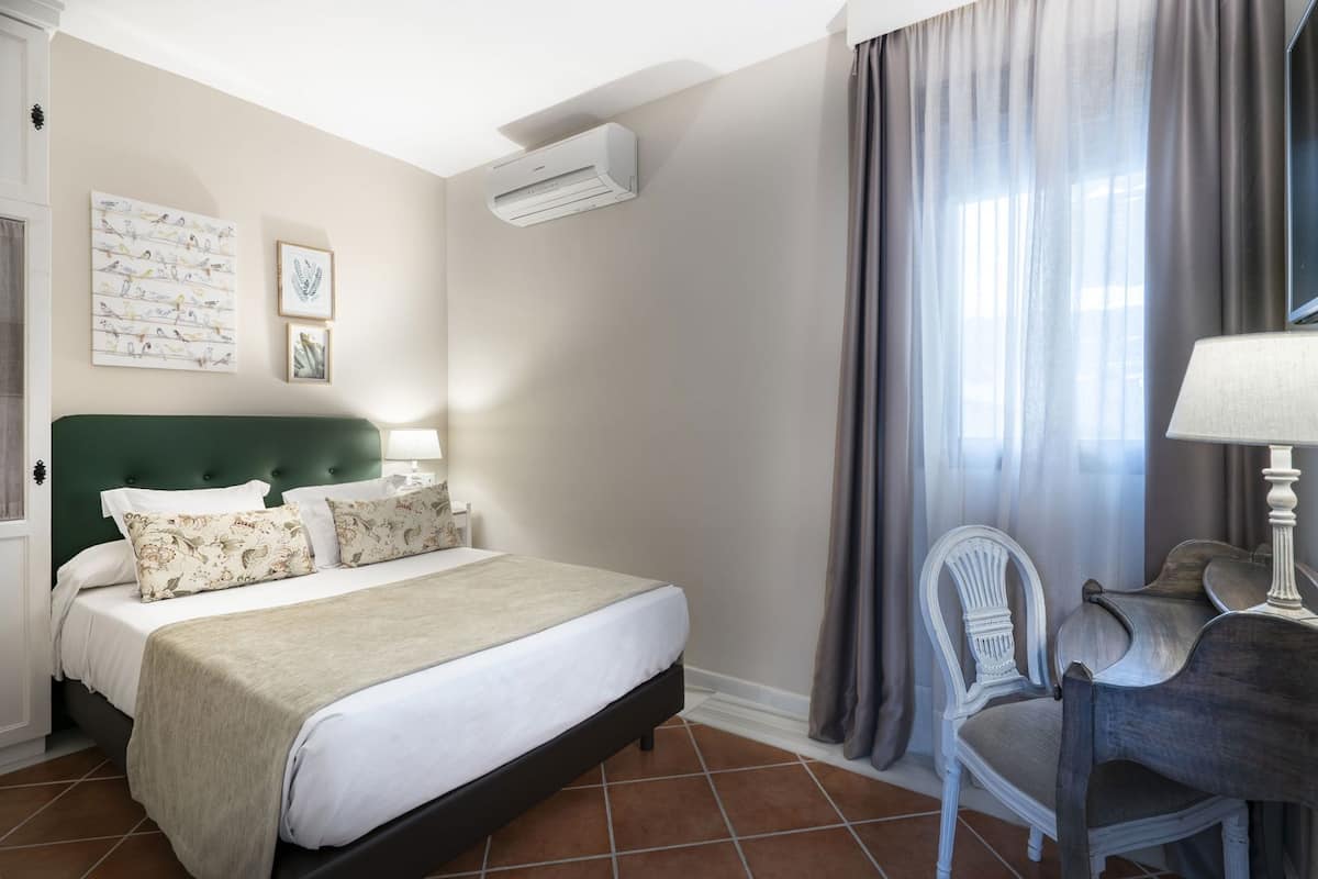 Premium bedding, down comforters, minibar, in-room safe