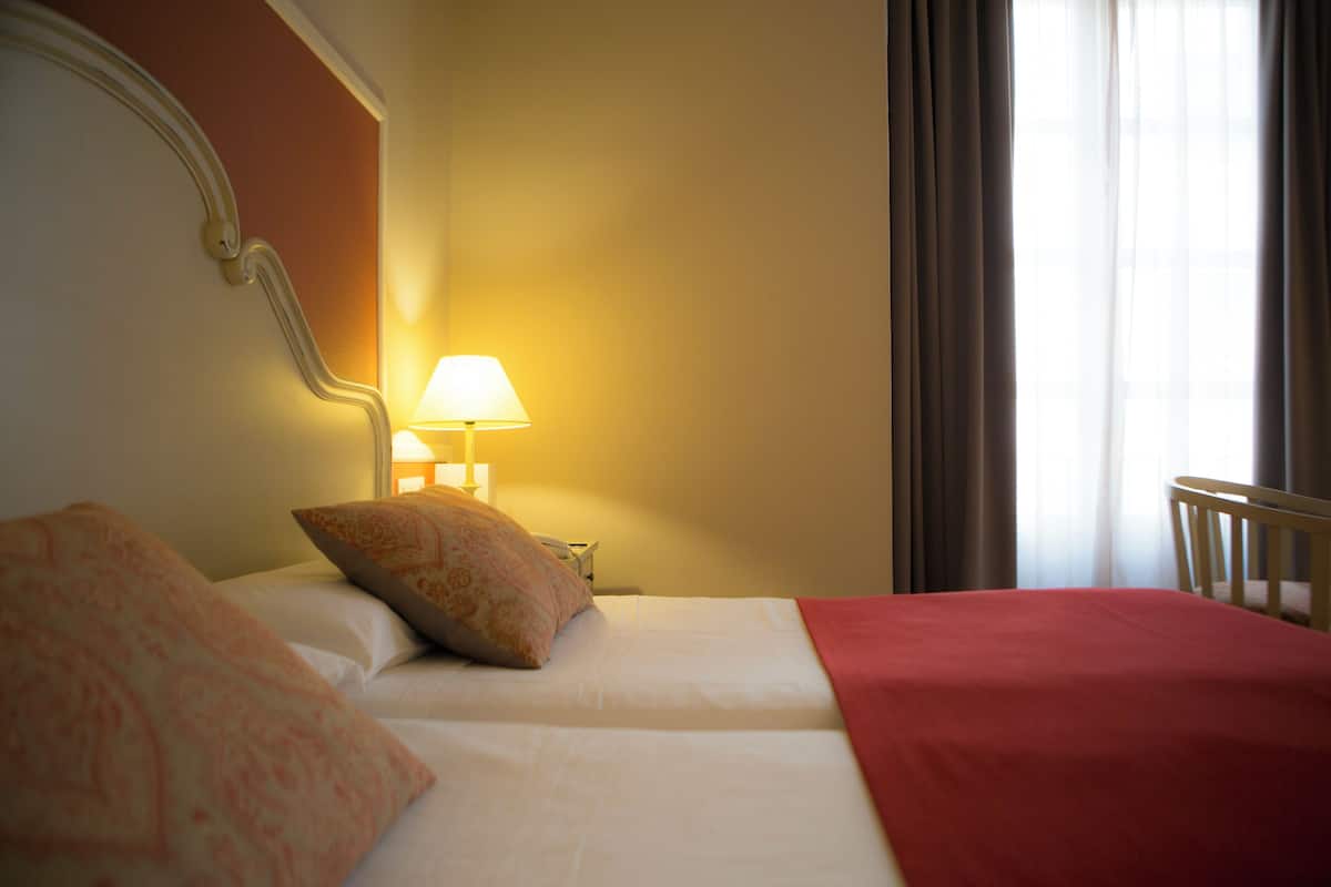 Roba de llit d'alta qualitat, cobrellits i minibar