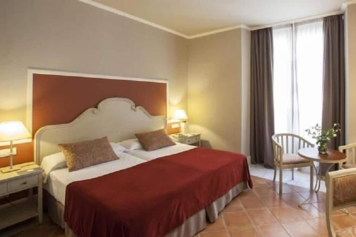 Premium bedding, down comforters, minibar, in-room safe