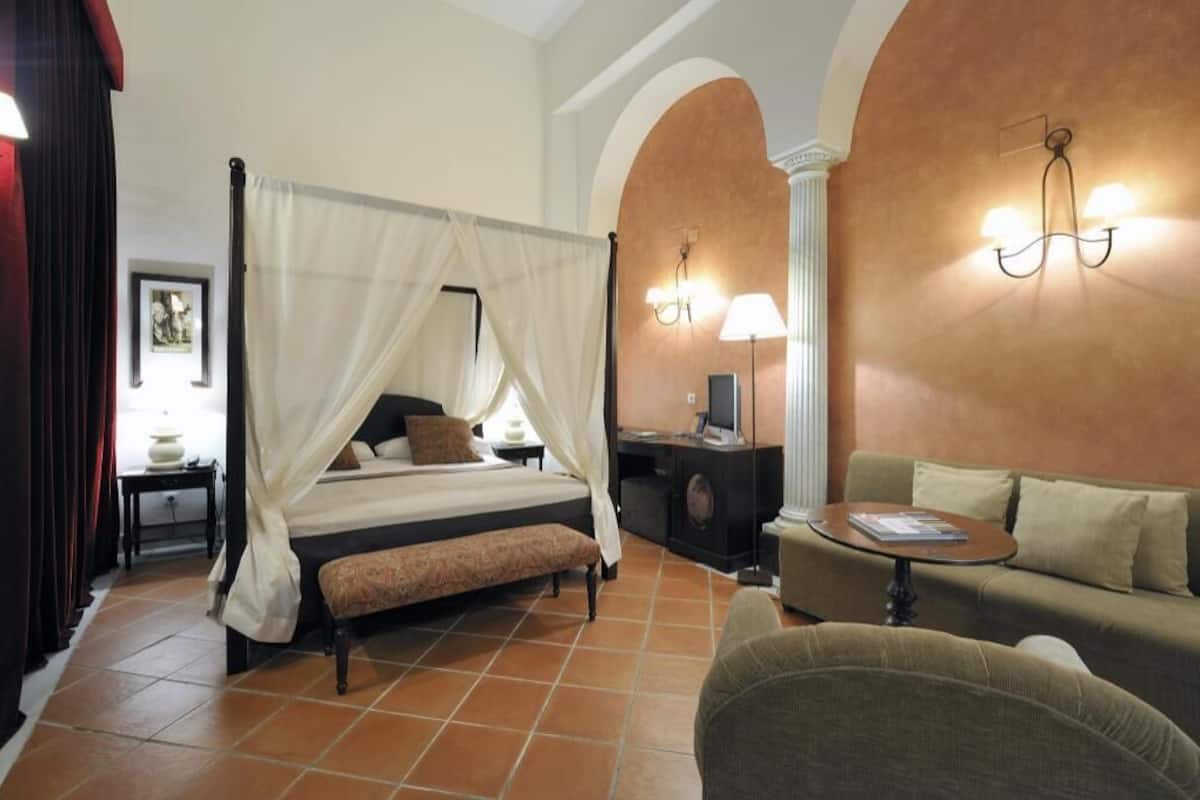 Premium bedding, down comforters, minibar, in-room safe