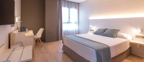 Edredons de pluma, frigobar, cofres nos quartos