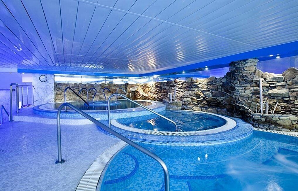 Una piscina cubierta