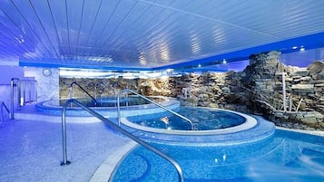 Una piscina cubierta