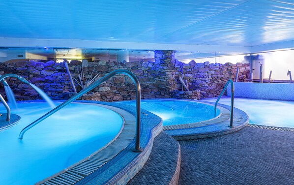Couples treatment rooms, sauna, hot tub, Turkish bath, body treatments