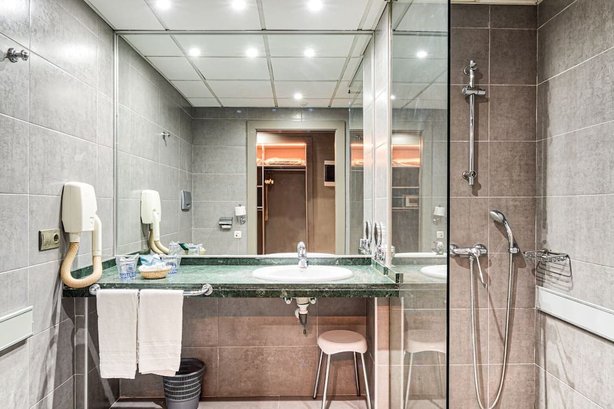 1 bedroom, down duvets, minibar, in-room safe