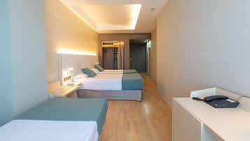 Donzen dekbedden, een minibar, een kluis op de kamer