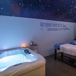 Couples treatment room(s), sauna, hot tub, Turkish bath/hammam