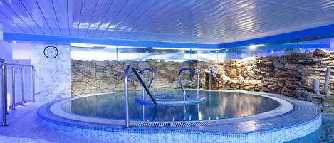 Salas para tratamentos a dois, sauna seca, banheira de hidromassagem