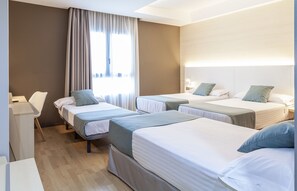 Quadruple Room | Down comforters, minibar, in-room safe, individually decorated - Olympia Hotel Events & Spa (Alboraya)