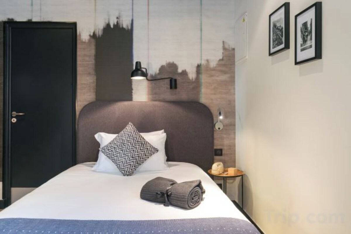 In-room safe, blackout drapes, soundproofing, WiFi (free)